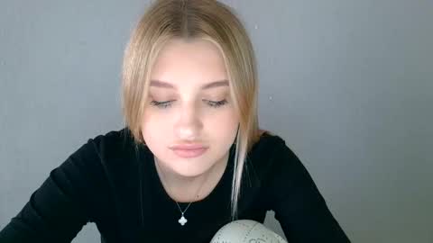 Mia online show from September 15, 12:16 pm