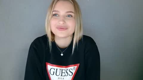 Mia online show from September 19, 1:56 pm