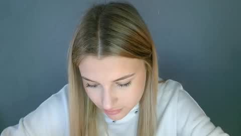 Mia online show from September 26, 7:12 am