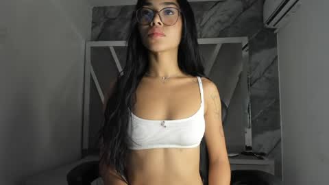 mia_petiteht online show from April 28, 8:47 pm