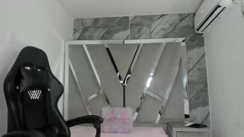 mia_petiteht online show from May 7, 8:47 pm
