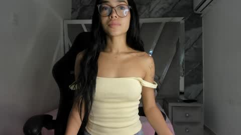 mia_petiteht online show from May 8, 8:14 pm