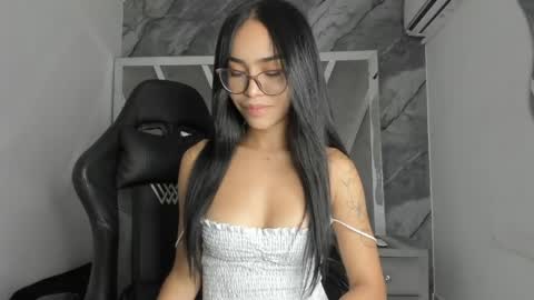 mia_petiteht online show from May 21, 9:11 pm