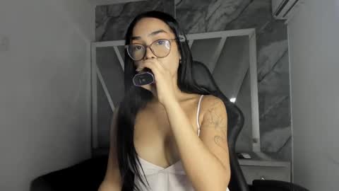 mia_petiteht online show from May 27, 8:28 pm