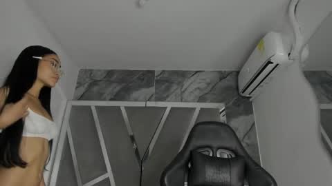 mia_petiteht online show from June 6, 8:57 pm