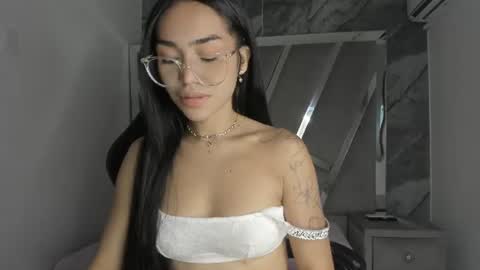 mia_petiteht online show from June 14, 8:33 pm