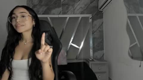 mia_petiteht online show from June 17, 9:05 pm