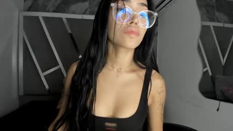 mia_petiteht online show from June 27, 8:58 pm