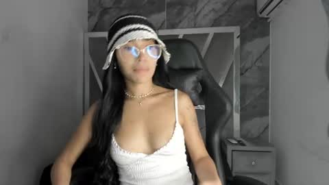 mia_petiteht online show from June 30, 8:21 pm