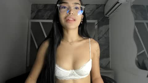 mia_petiteht online show from July 1, 8:19 pm