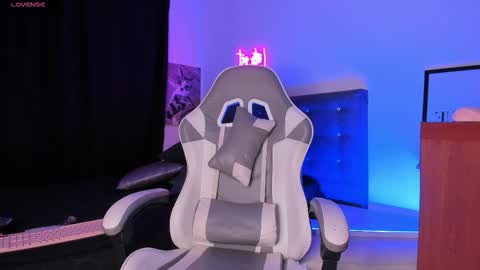 Snapshot of mia_ravenn chatting on November 15, 4:54 am Mia online show from November 15, 4:54 am