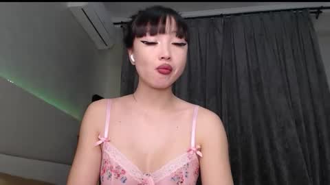 Snapshot of mia_rie chatting on May 18, 4:51 am Mia Rie online show from May 18, 4:51 am