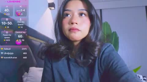 Mia online show from November 9, 1:09 pm