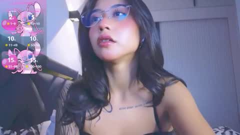 Mia online show from November 18, 3:05 pm