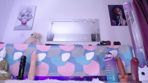 Snapshot of mia_starss chatting on January 8, 4:12 am Mia online show from January 8, 4:12 am