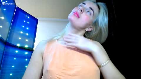 Snapshot of mia_sunnyy chatting on December 8, 8:36 pm Mia. online show from December 8, 8:36 pm