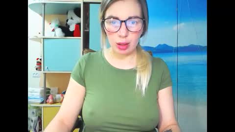 Snapshot of mia_sunnyy chatting on November 21, 3:22 pm Mia. online show from November 21, 3:22 pm