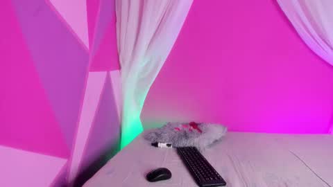 Mia online show from November 27, 11:56 am