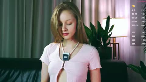 Snapshot of mia_vebes chatting on October 23, 4:06 pm Mia online show from October 23, 4:06 pm