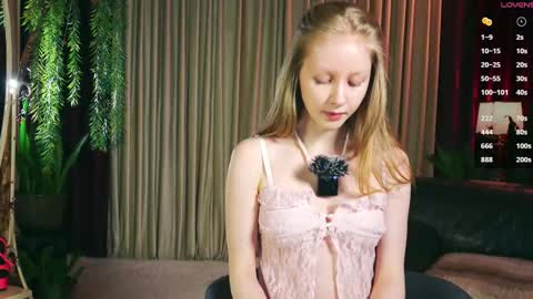 Snapshot of mia_vebes chatting on November 19, 2:50 pm Mia online show from November 19, 2:50 pm