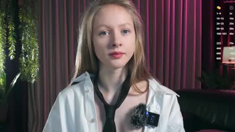 Snapshot of mia_vebes chatting on December 2, 5:19 pm Mia online show from December 2, 5:19 pm