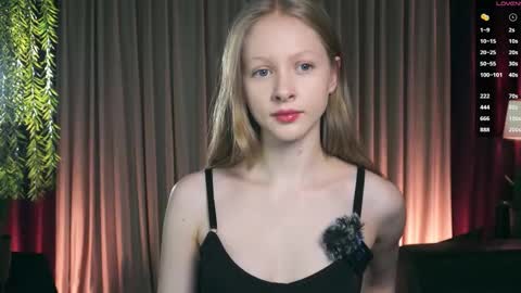 Snapshot of mia_vebes chatting on December 18, 4:02 pm Mia online show from December 18, 4:02 pm