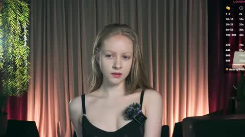 Snapshot of mia_vebes chatting on December 19, 7:04 am Mia online show from December 19, 7:04 am