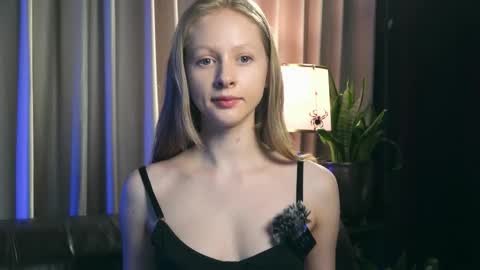 Snapshot of mia_vebes chatting on December 19, 7:10 pm Mia online show from December 19, 7:10 pm