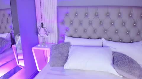 mia vixenn  online show from December 14, 11:20 pm