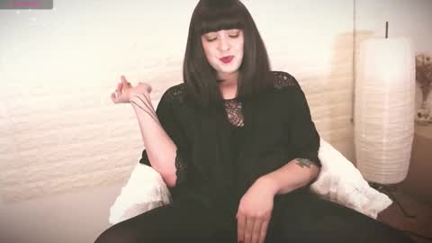 Snapshot of mia_wallase chatting on January 8, 7:43 am mia_wallase online show from January 8, 7:43 am