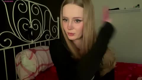 mia_wellis online show from April 26, 7:44 pm