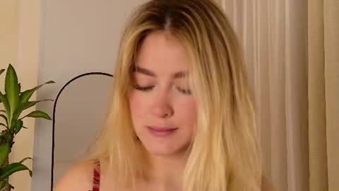 Mia White  online show from June 16, 2:09 pm