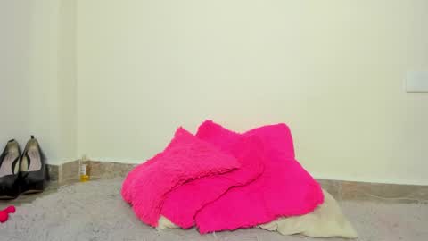 MIA INDEPENDENT MODEL  online show from December 22, 10:06 am