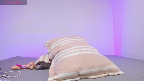 MIA INDEPENDENT MODEL  online show from January 10, 12:23 am