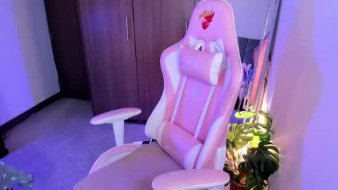 mia  nicolle online show from April 29, 11:11 pm