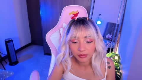 mia  nicolle online show from May 4, 1:23 am