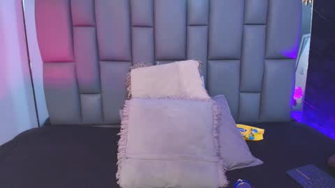 Mia online show from October 2, 12:01 pm