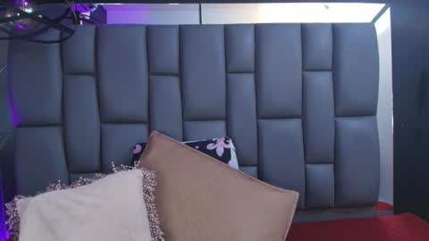 Mia online show from November 8, 12:05 pm