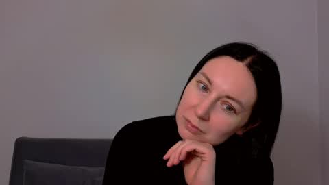 Mia online show from February 16, 6:15 pm