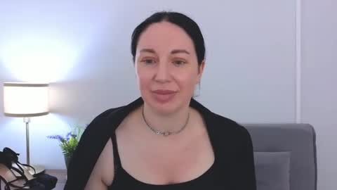 Mia online show from June 6, 3:39 pm