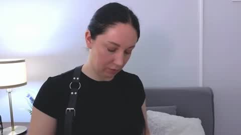 Mia online show from June 13, 5:49 am
