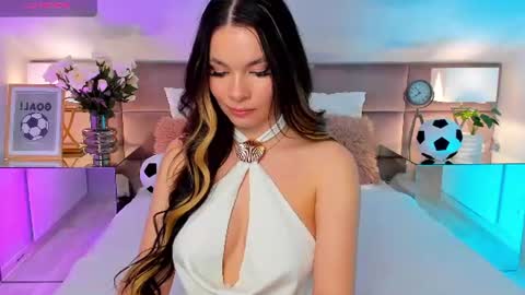 Mia online show from June 15, 7:05 pm