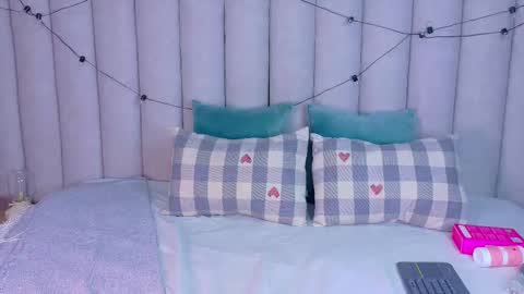 miaanderson__ online show from December 16, 7:41 pm