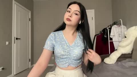 Snapshot of miaaster chatting on April 5, 8:11 am Mia online show from April 5, 8:11 am