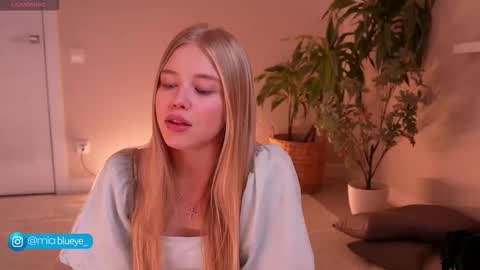 miablueye online show from November 20, 3:12 pm