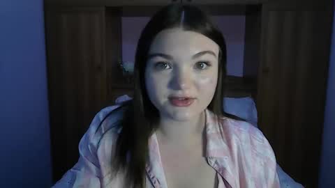 Snapshot of miacreami chatting on May 8, 12:05 am Mia online show from May 8, 12:05 am