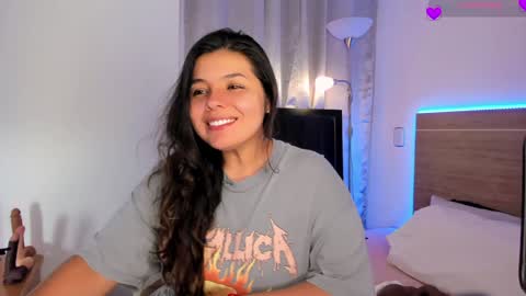 Snapshot of miadanielss chatting on December 6, 4:14 am IG Yojanagomez online show from December 6, 4:14 am