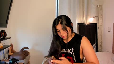 Snapshot of miadanielss chatting on February 6, 9:06 pm IG Yojanagomez online show from February 6, 9:06 pm