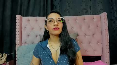 Snapshot of miadivinehyh chatting on June 10, 1:43 pm miadivinehyh online show from June 10, 1:43 pm