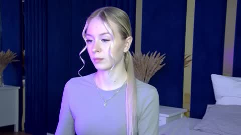 Mia online show from September 26, 5:17 pm